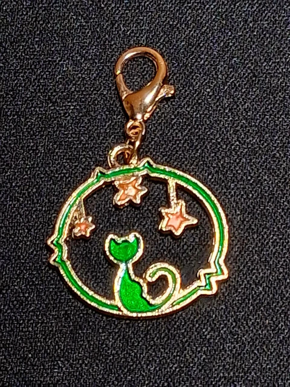 goudkleurig hangertje-bedel met groen katje